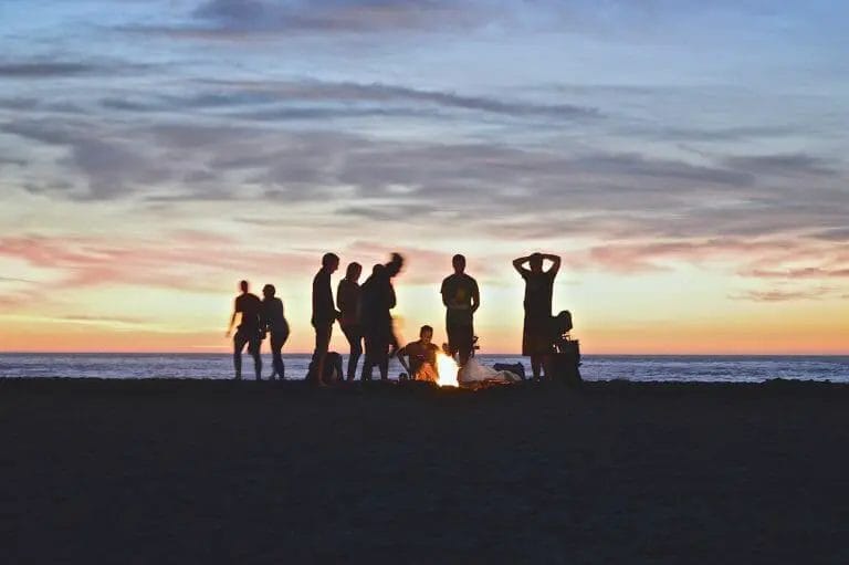 How to Make a Bonfire on the Beach [11 Easy Tips]